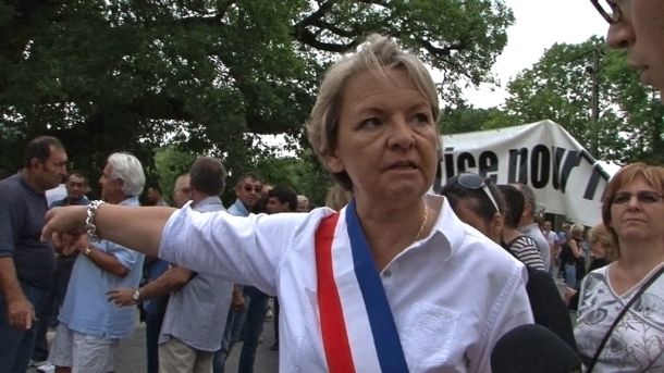 Mains brunes sur la ville
